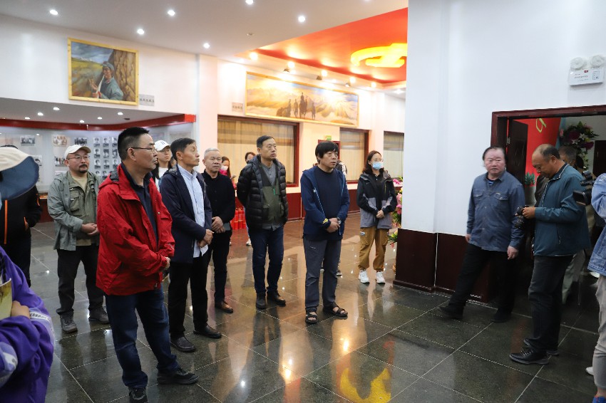 連環(huán)畫家在祁連縣紅西路軍解放軍二軍紀(jì)念苑接受紅色教育。 朱煜祥攝