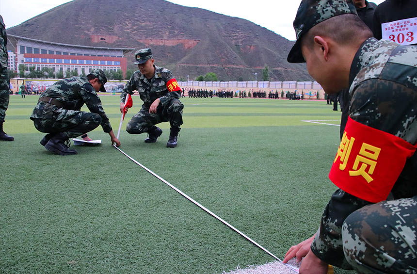 裁判進(jìn)行測量。劉進(jìn)峰攝