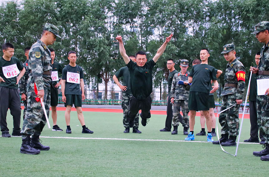 立定跳遠(yuǎn)。劉進(jìn)峰攝