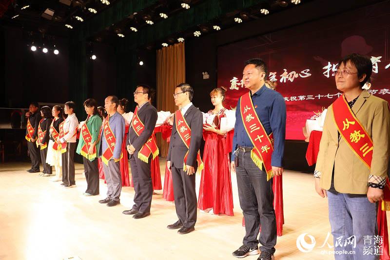 從教三十年教師獲表彰。人民網(wǎng) 楊啟紅攝