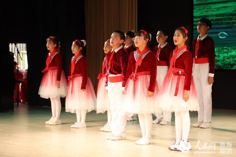 文藝表演。人民網(wǎng) 楊啟紅攝