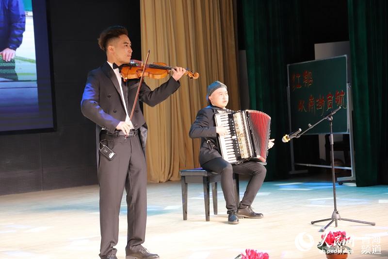 文藝表演。人民網(wǎng) 楊啟紅攝