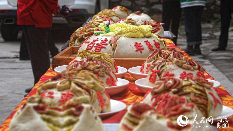 青海大月餅。人民網(wǎng) 張皓芃攝