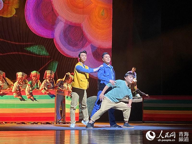 青海平弦花兒劇《繡河湟》演出現(xiàn)場。人民網(wǎng) 楊玥攝