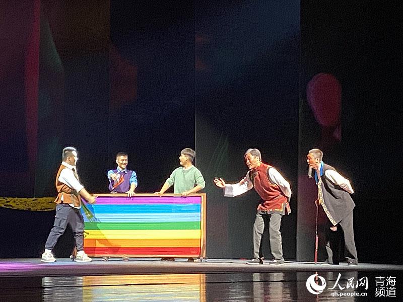 青海平弦花兒劇《繡河湟》演出現(xiàn)場(chǎng)。人民網(wǎng) 楊玥攝