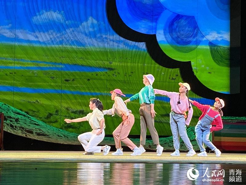 青海平弦花兒劇《繡河湟》演出現(xiàn)場。人民網(wǎng) 楊玥攝