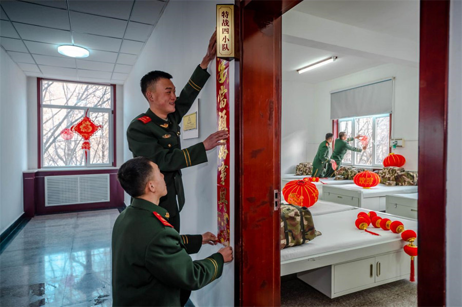 官兵張貼對聯(lián)迎新春。冶國禎攝