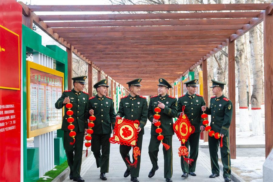 官兵們臉上洋溢幸福的微笑。趙飛攝