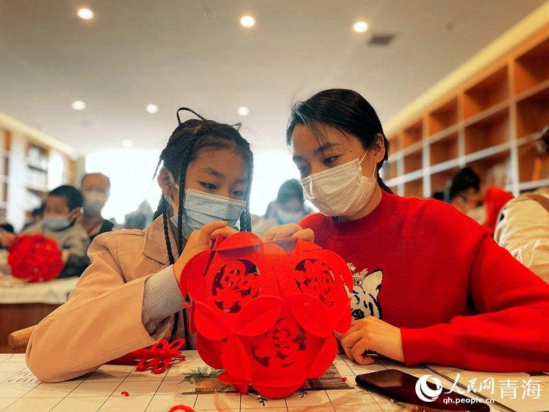 燈籠制作現(xiàn)場(chǎng)。人民網(wǎng) 況玉攝