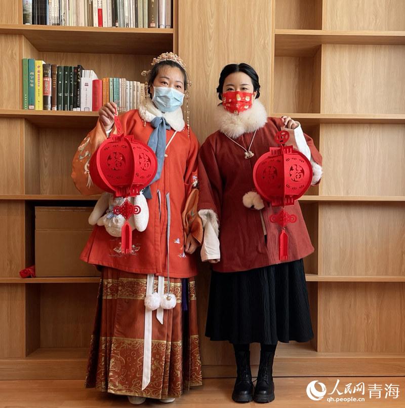 手工燈籠展示。人民網(wǎng) 況玉攝