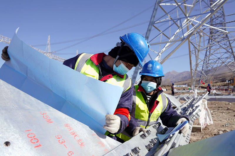 施工人員正在檢查螺栓緊固情況。王國(guó)棟攝