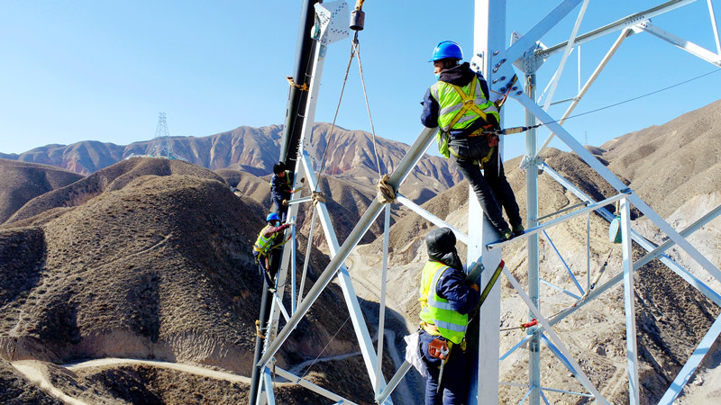 高空作業(yè)人員正在施工。王國棟攝