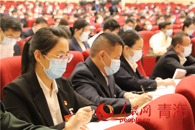 與會(huì)黨代表認(rèn)真聽(tīng)取報(bào)告