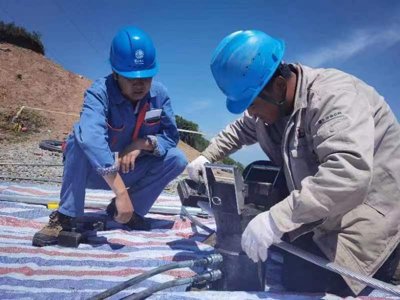 工作人員正在110千伏達(dá)朔Ⅱ回施工現(xiàn)場(chǎng)檢查引流線壓接情況。劉玉斌攝