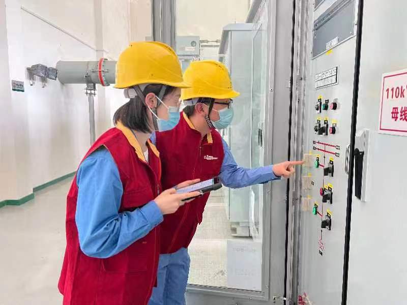 運(yùn)維人員正在檢查設(shè)備。楊碩攝