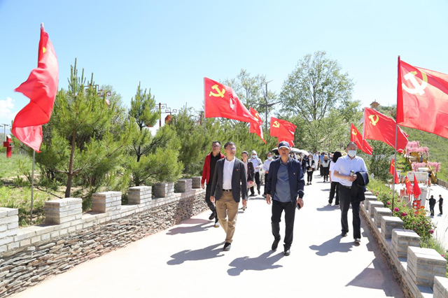 參觀見學(xué)活動(dòng)現(xiàn)場(chǎng)。中信銀行西寧分行供圖