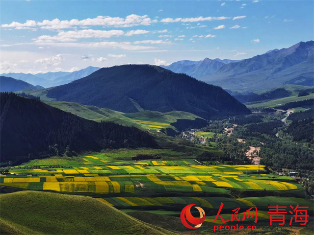 祁連山風(fēng)光一瞥。本報記者 姜峰攝