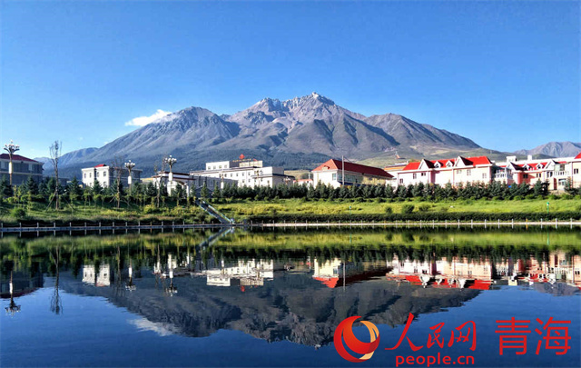 牛心山的倒影。本報記者 姜峰攝