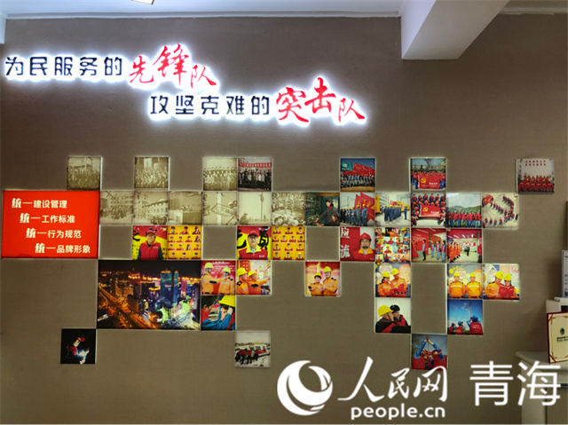 “電靚夏都”共產(chǎn)黨員服務(wù)隊(duì)活動(dòng)室一角。人民網(wǎng) 劉沛然攝