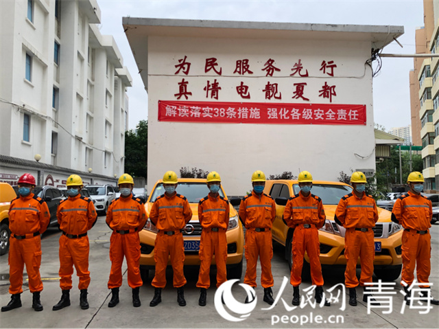 “電靚夏都”共產(chǎn)黨員服務(wù)隊(duì)隊(duì)員集結(jié)。人民網(wǎng) 劉沛然攝