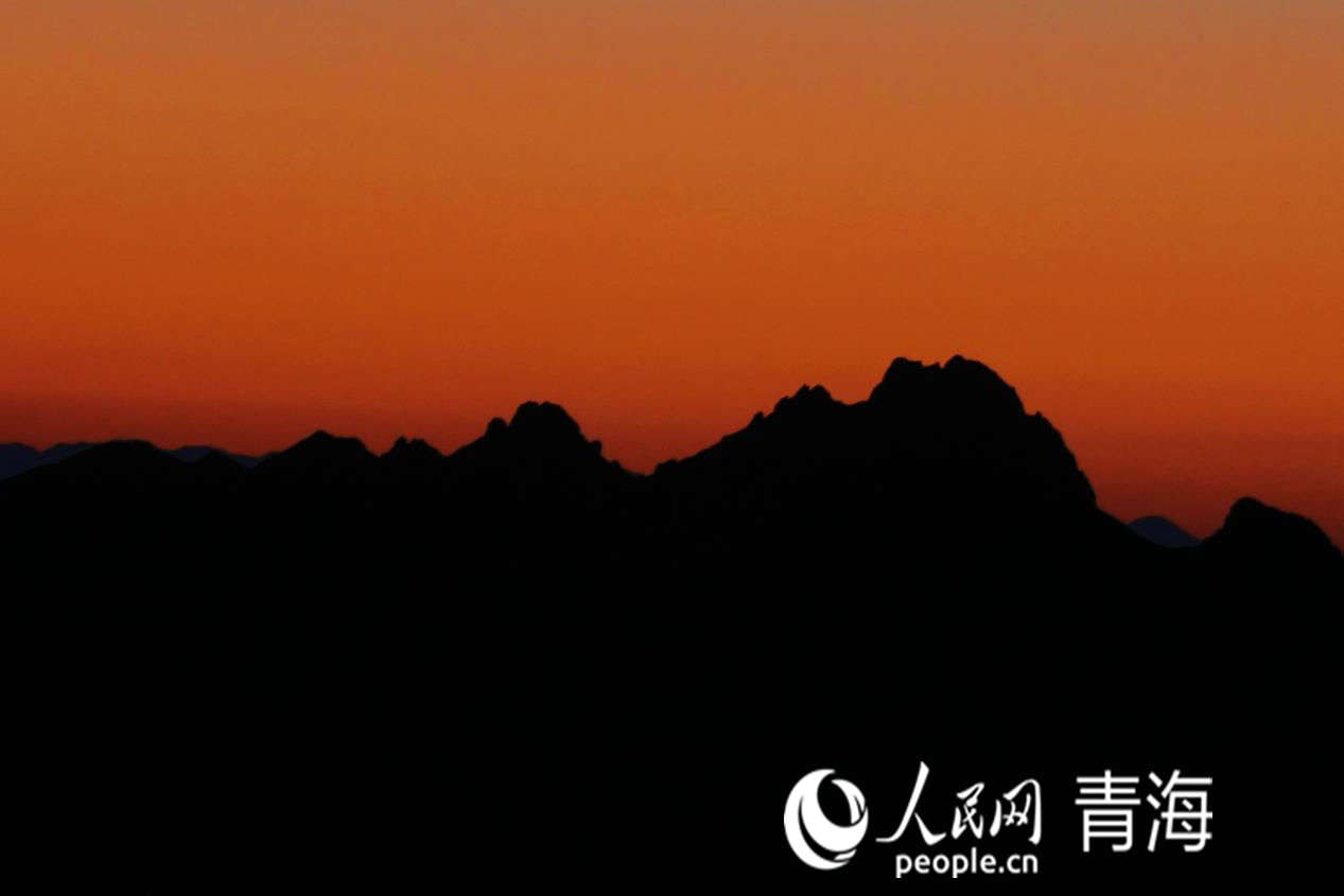 拉脊山朝霞。人民網(wǎng) 況玉攝