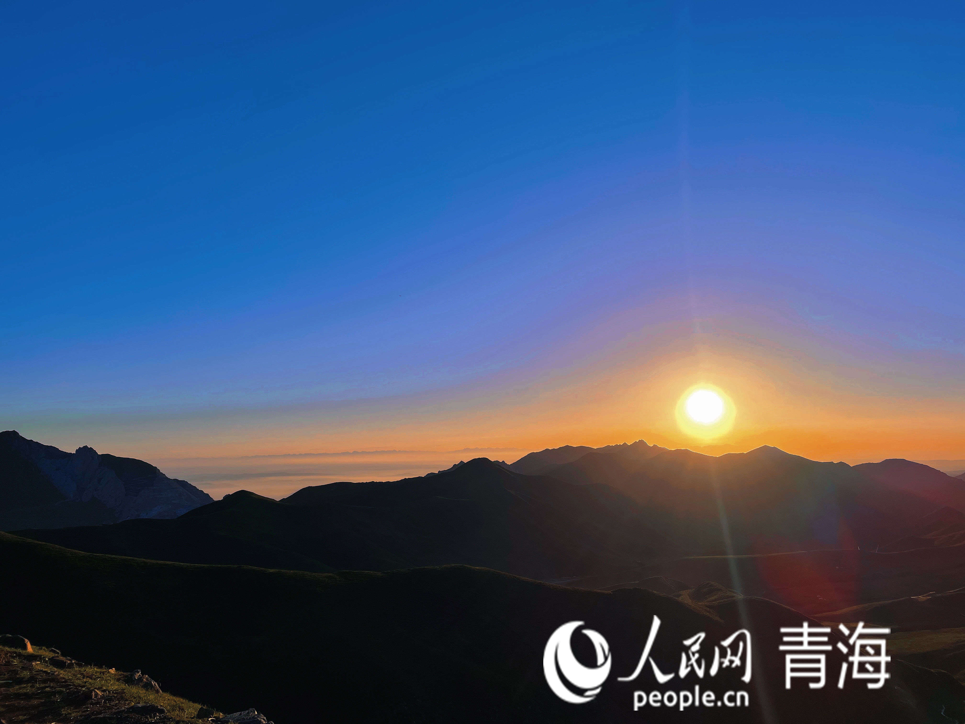 第一縷陽光照射大地。人民網(wǎng) 況玉攝