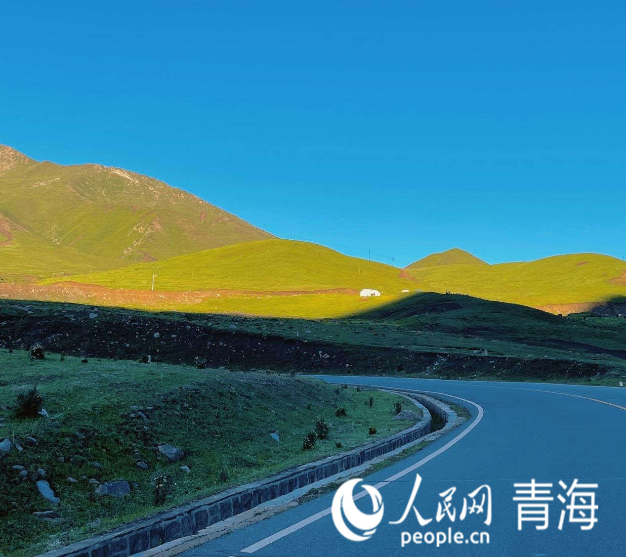 一望無際的山脈。人民網(wǎng) 況玉攝