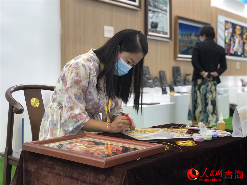 第23屆青洽會(huì)、第二屆生態(tài)博覽會(huì)現(xiàn)場(chǎng)非遺展示。人民網(wǎng) 劉沛然攝