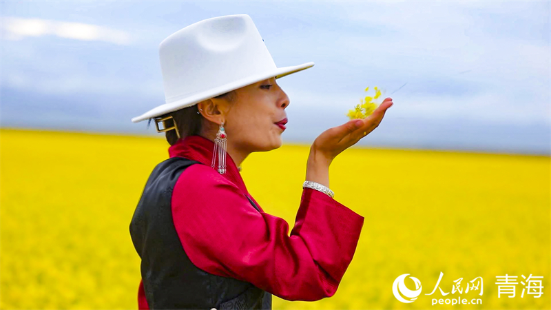 游客在花海中徜徉。人民網(wǎng) 張皓芃攝