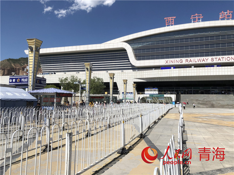 西寧火車站出站口處旅客正在出站。人民網(wǎng) 劉沛然攝