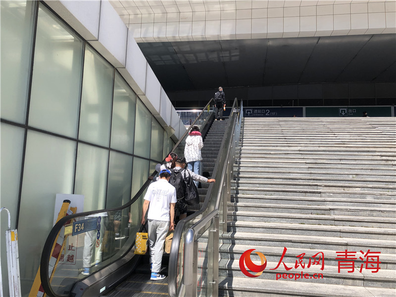 西寧火車站進站處手扶電梯正常運行。人民網(wǎng) 劉沛然攝