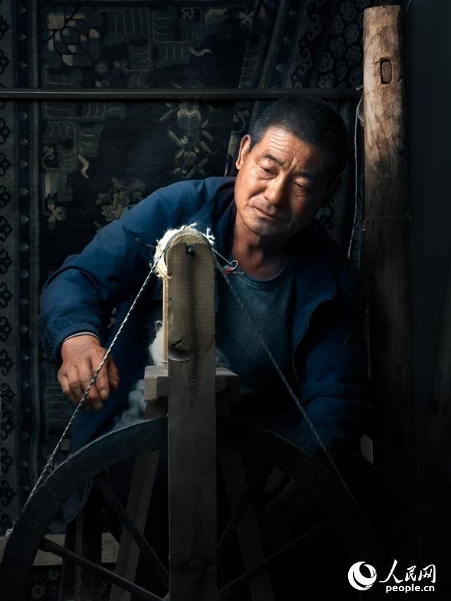 國家級非物質文化遺產項目加牙藏族織毯技藝代表性傳承人楊永良。人民網(wǎng) 雷陽攝