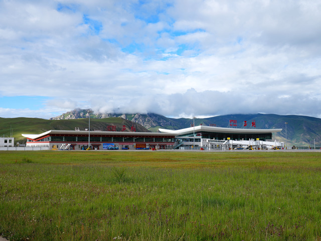 玉樹機場新建航站樓(右)。吳博婷攝