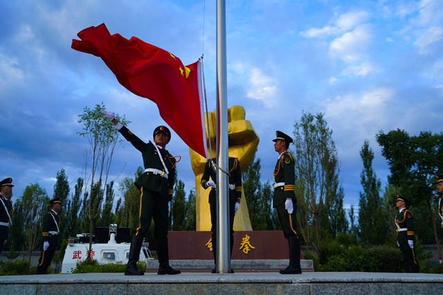 升國(guó)旗。劉進(jìn)峰攝