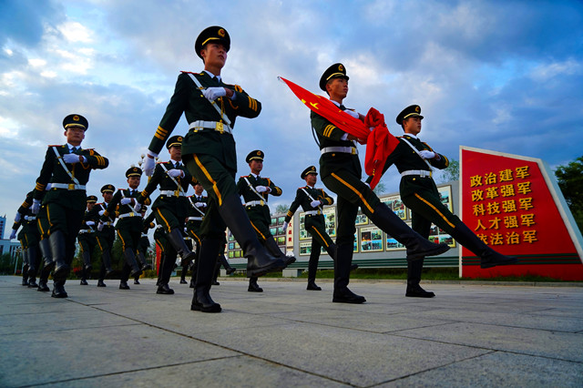 護(hù)旗手步履鏗鏘護(hù)送國(guó)旗。劉進(jìn)峰攝