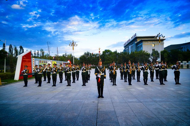 軍樂隊(duì)奏響雄壯《國(guó)歌》。劉進(jìn)峰攝_