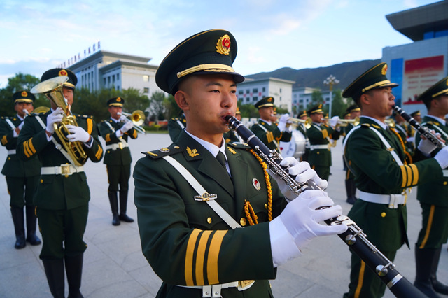 樂隊(duì)官兵吹奏。劉進(jìn)峰攝