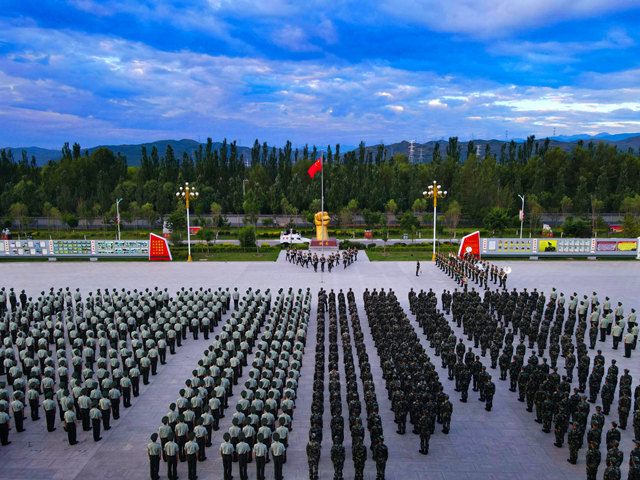 升旗全景。劉進(jìn)峰攝