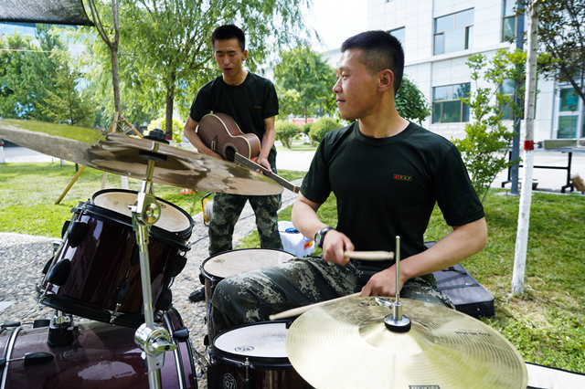 官兵樂隊(duì)伴奏。 劉進(jìn)峰攝