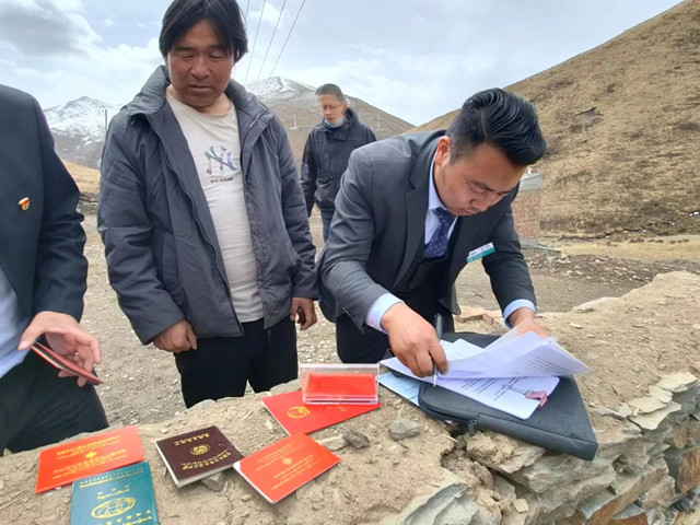 工作人員上門為農牧民辦理貸款。農行達日縣支行供圖