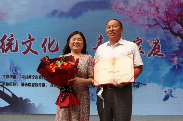 “最美家庭”代表頒發(fā)榮譽(yù)證書。城西區(qū)委宣傳部供圖