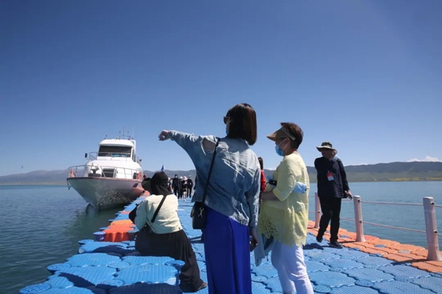 臺(tái)灣嘉賓和國(guó)內(nèi)知名專家領(lǐng)略“大美青?！豹?dú)特魅力。青海省文化和旅游廳供圖