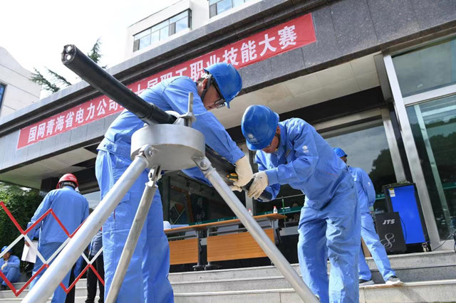 國(guó)網(wǎng)海東公司舉辦電纜專業(yè)技能大賽選拔賽及崗位練兵活動(dòng)。李永鵬攝