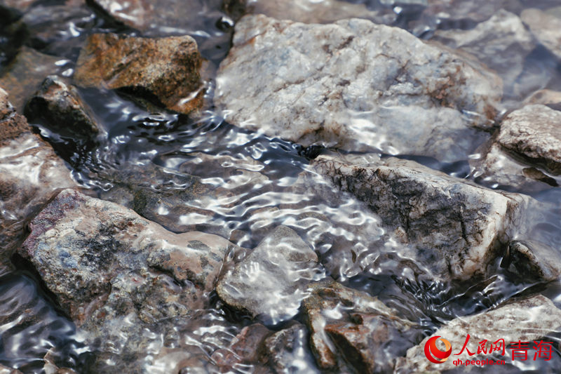 清澈的冰川融水。人民網(wǎng) 張皓芃攝