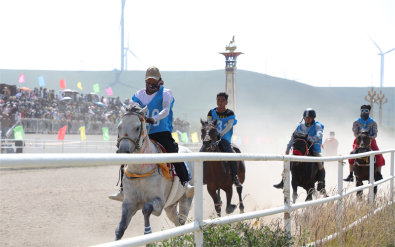 賽馬會現(xiàn)場。海北州剛察縣委宣傳部供圖
