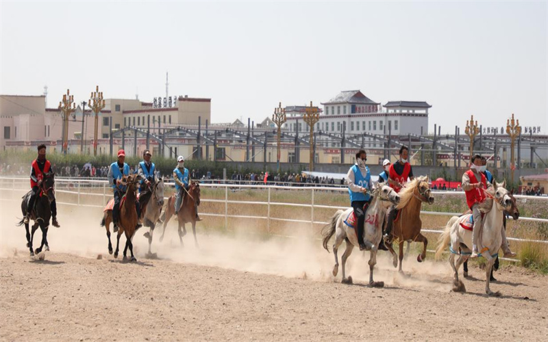 賽馬會現(xiàn)場。海北州剛察縣委宣傳部供圖