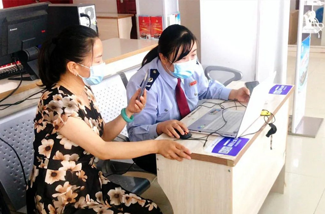 為納稅人辦理業(yè)務(wù)。國(guó)家稅務(wù)總局海西州稅務(wù)局供圖