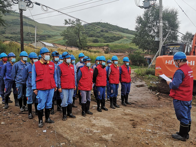 國(guó)網(wǎng)青海電力三江源（西寧電靚夏都）共產(chǎn)黨員服務(wù)隊(duì)隊(duì)員耿斌宣讀工作票，強(qiáng)調(diào)作業(yè)風(fēng)險(xiǎn)點(diǎn)和防范措施。喇小青攝