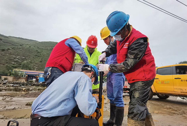 8月18日，國(guó)網(wǎng)青海電力三江源（西寧電靚夏都）共產(chǎn)黨員服務(wù)隊(duì)正在青山鄉(xiāng)受災(zāi)沿路布置臨時(shí)照明電源。劉玉斌攝
