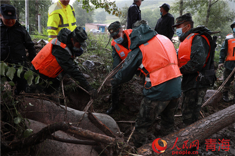 武警青海總隊西寧支隊官兵全力搶險救援。孟令彬攝